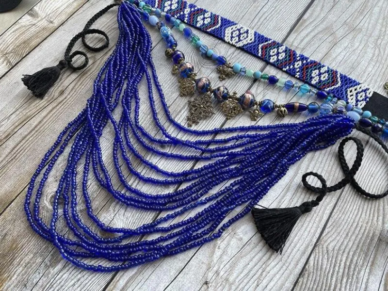 І. Галущак. Комплект прикрас. Чеський та китайський бісер, нитки, латунні хрести, скляні намистини