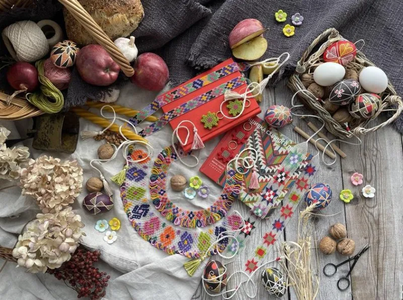 І. Галущак. Прикраси, створені за мотивами вишитих візерунків Східного Поділля. 2025. Чеський бісер