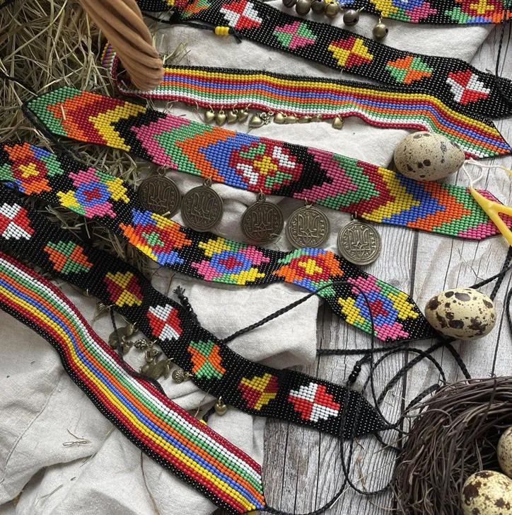 І. Галущак. Серія стрічкових ґерданів. 2024. Чеський бісер, нитки, металеві підвіски та дзвоники