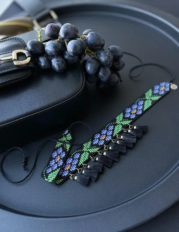 І. Галущак. Стрічковий ґердан з виноградом. 2024. Чеський бісер, нитки, китички