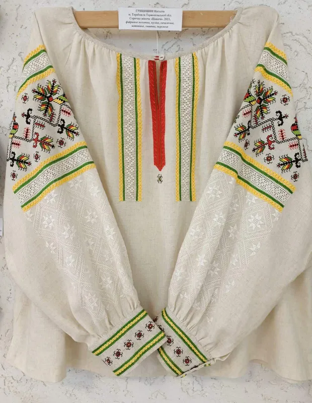 Н. Грицишин. Жіноча сорочка «Павичі». 2021. Льон, нитки ДМС, качалочкова та пряма лиштва, солов’їні вічка, штапівка