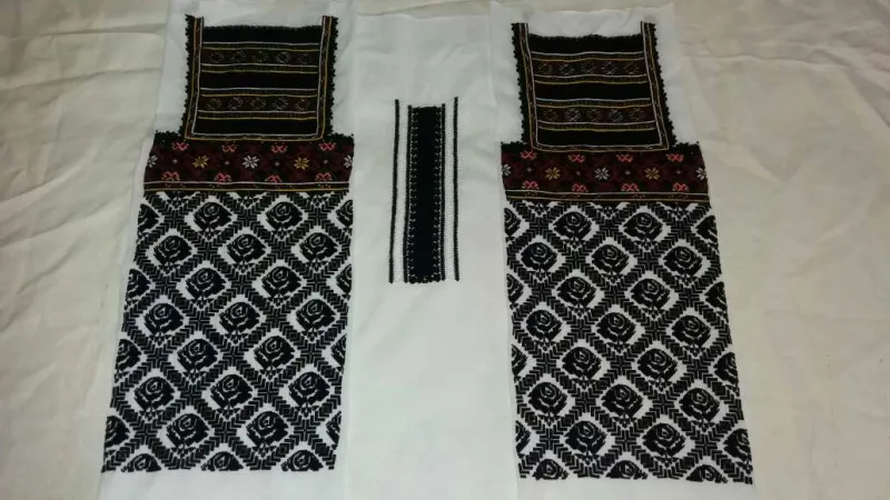 Н. Грицишин. Купон борщівської жіночої сорочки «Ружа». 2020. Бавовна, вовняні нитки, хрестик