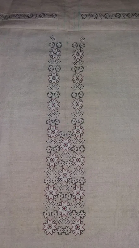 Н. Грицишин. Купон чоловічої борщівської сорочки «Надзбручанські зорі». 2020. Старовинна конопляна тканина, нитки ДМС, пряма лиштва, штапівка, косий хремтик