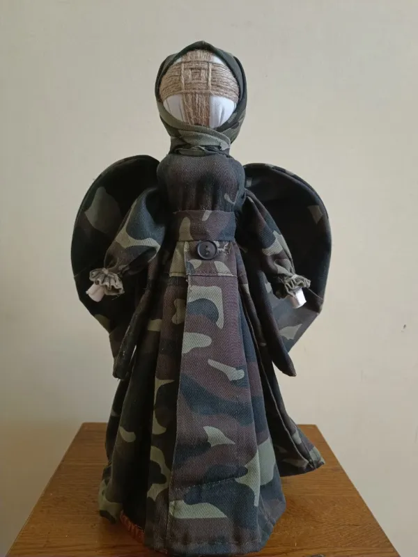 І. Харатін. Лялька «Ангел-охоронець». 2023. Текстиль