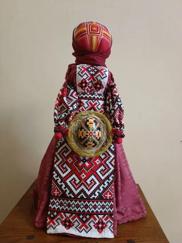 І. Харатін. Лялька «Великодня голубка». 2023. Тканина, нитки, писанка