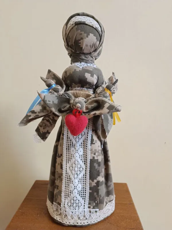 І. Харатін. Лялька «Віра, Надія, Любов». 2023. Текстиль
