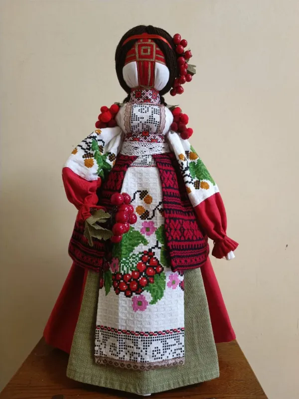 І. Харатін. Лялька «Дівчина-калина». 2025. Текстиль