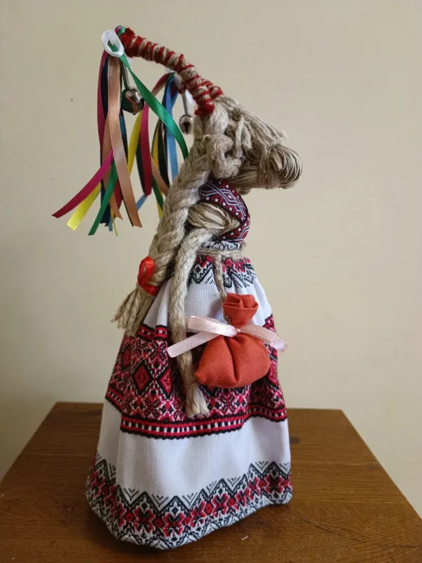 І. Харатін. Лялька «Різдвяна коза». 2024. Текстиль, нитки