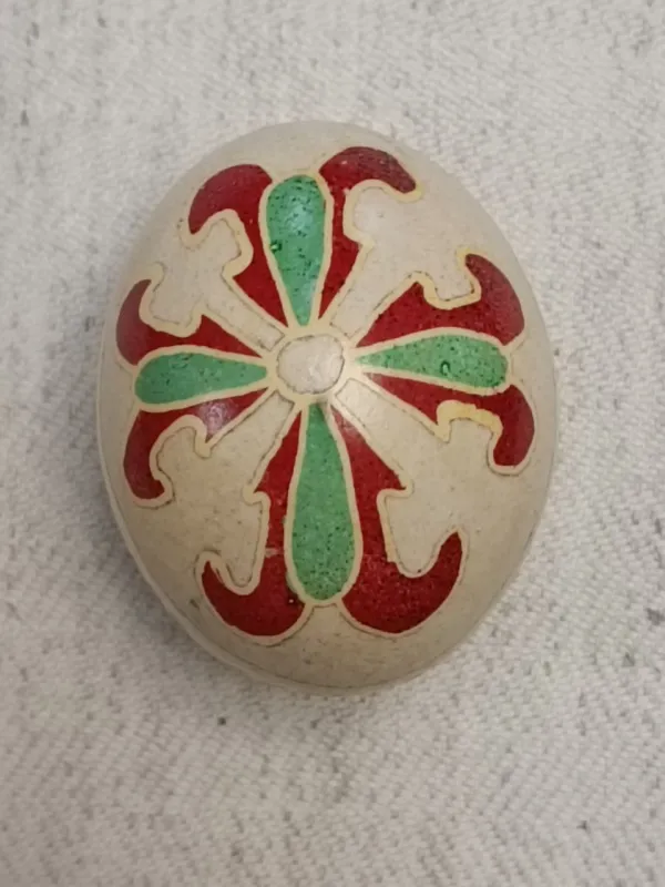 І. Харатін. Писанка «Квітка-косиця». 2022. Куряче яйце, віск, харчові барвники