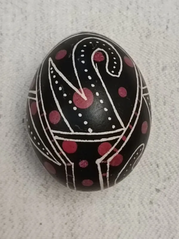 І. Харатін. Писанка «Лебідка». 2023. Куряче яйце, віск, харчові барвники