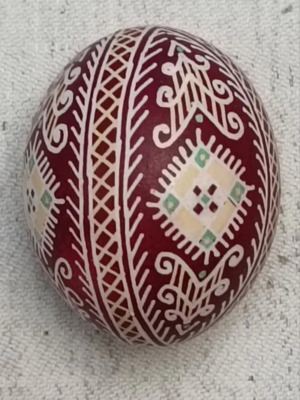 І. Харатін. Писанка «Материнство». 2020. Куряче яйце, віск, харчові барвники