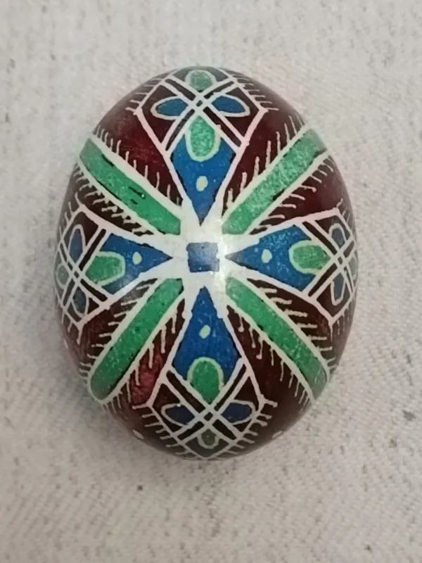 І. Харатін. Писанка «Перунів цвіт». 2024. Куряче яйце, віск, харчові барвники