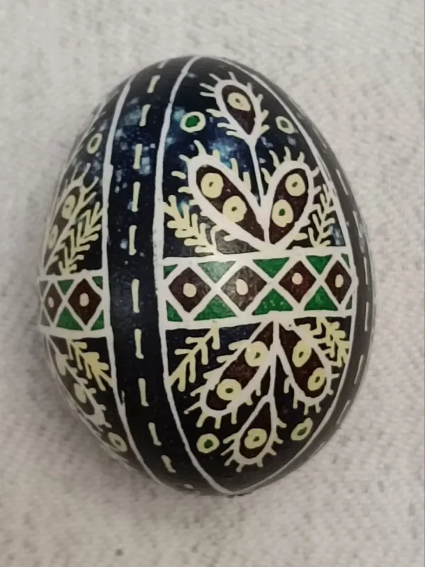 І. Харатін. Писанка «Трилисник». 2023. Куряче яйце, віск, харчові барвники