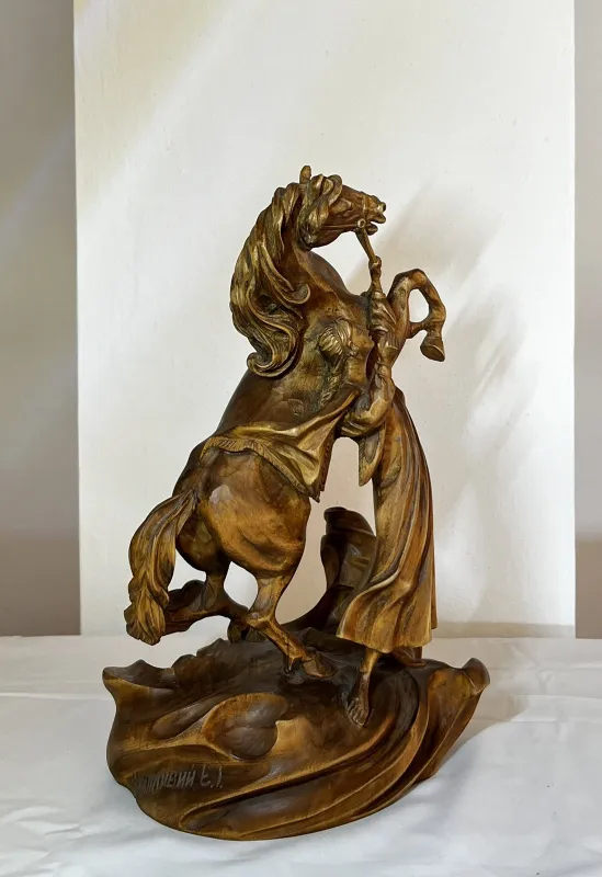 Є. Храпливий. «Приборкання норовливого вороного». 2014. Липа, об’ємне різьблення