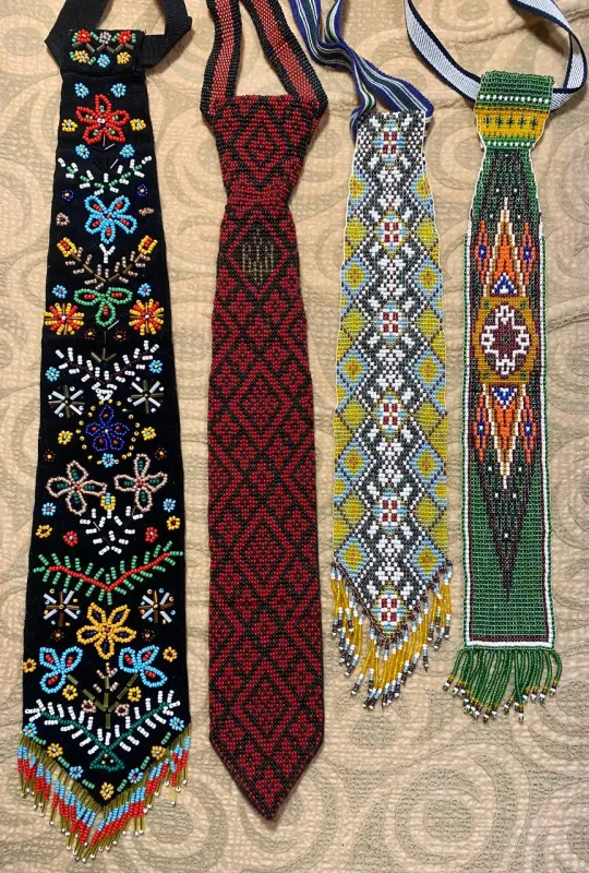Т. Семенець. Краватки. 2023. Бісер, нитки, ткання