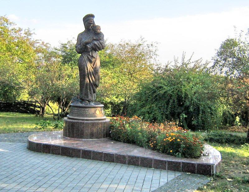 Пам'ятник матері Шевченка в с. Моринці